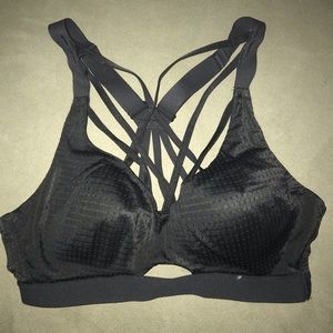 Breathable strappy bra